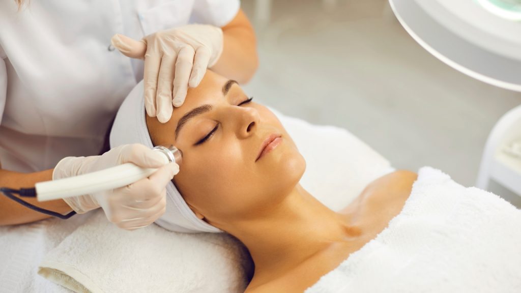 Cosmetóloga aplicando radiofrecuencia facial para estimular colágeno y reducir los signos de la edad.