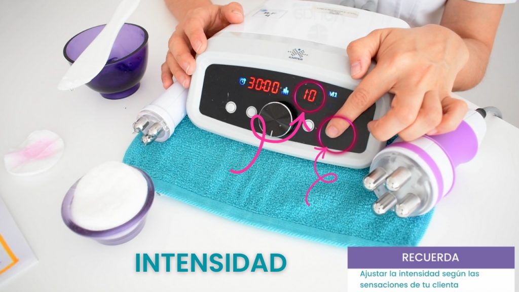 Ajuste de intensidad en equipo de radiofrecuencia facial según las sensaciones de la clienta durante el tratamiento.