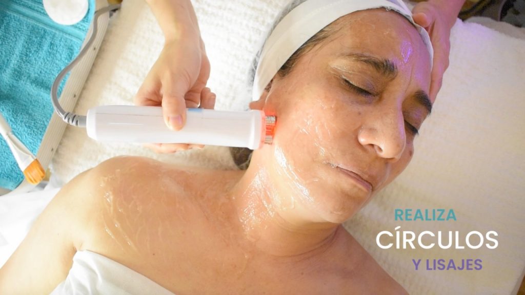 Tratamiento de radiofrecuencia facial en cuello realizando círculos y lisajes para mejorar flacidez y firmeza.