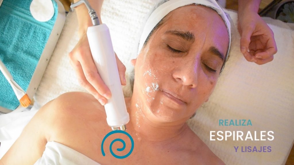 Realización de movimientos en espiral y lisaje durante un tratamiento de radiofrecuencia facial para lifting.