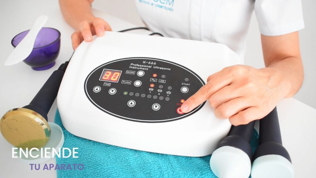 Panel de control de equipo de ultrasonido estético encendido para tratamiento corporal