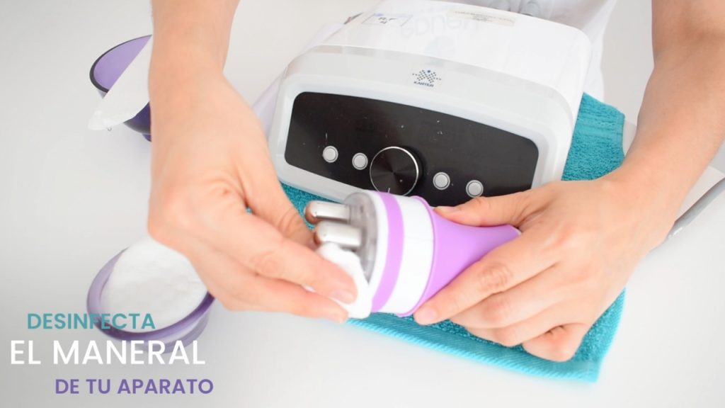 Desinfección del maneral de radiofrecuencia corporal antes de iniciar un tratamiento para tonificar brazos y mejorar la firmeza de la piel.