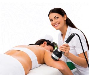 Tratamiento de radiofrecuencia corporal aplicado en brazos y espalda para mejorar la firmeza de la piel y estimular la producción de colágeno.