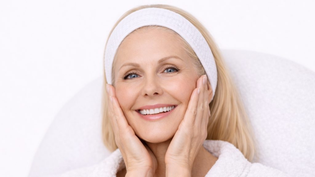 Resultado de radiofrecuencia facial con piel más firme, luminosa y efecto lifting visible