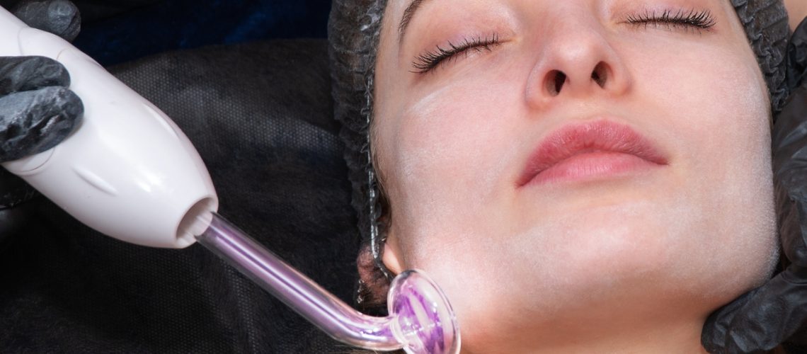 Aparato de alta frecuencia para tratamientos faciales mostrando sus beneficios principales en estética.