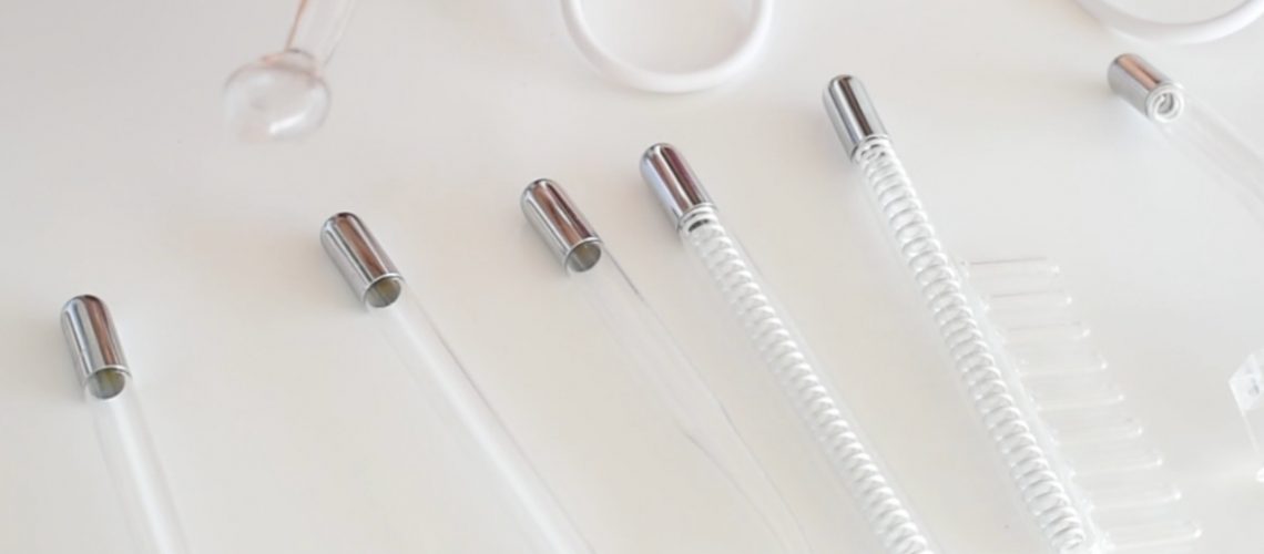 Aparato de alta frecuencia estética con electrodos para tratamientos faciales y capilares.