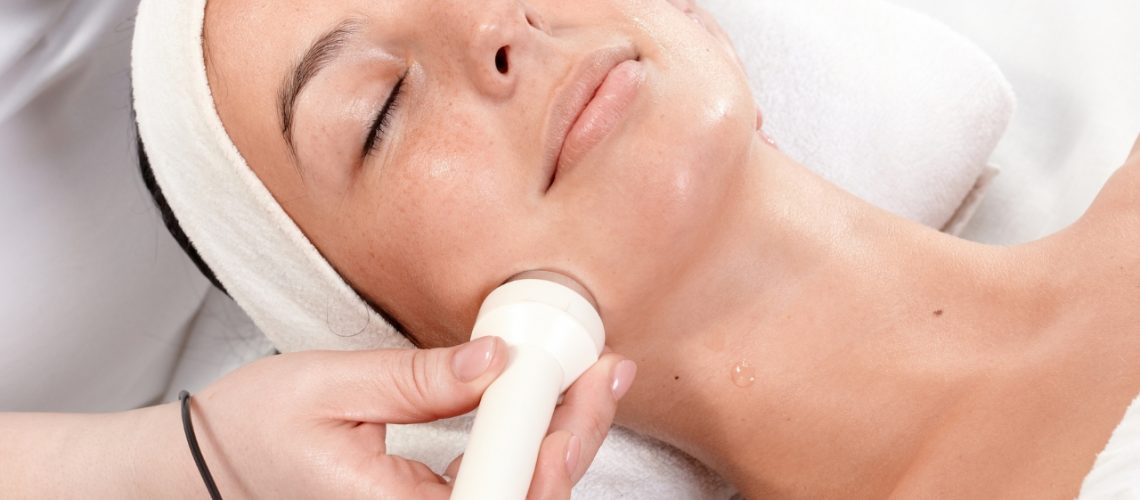 Primer plano de una piel revitalizada tras la electroestimulación facial
