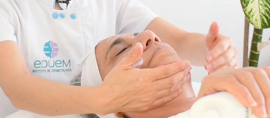 Mujer recibiendo un masaje facial con alta frecuencia, mostrando los beneficios del tratamiento.
