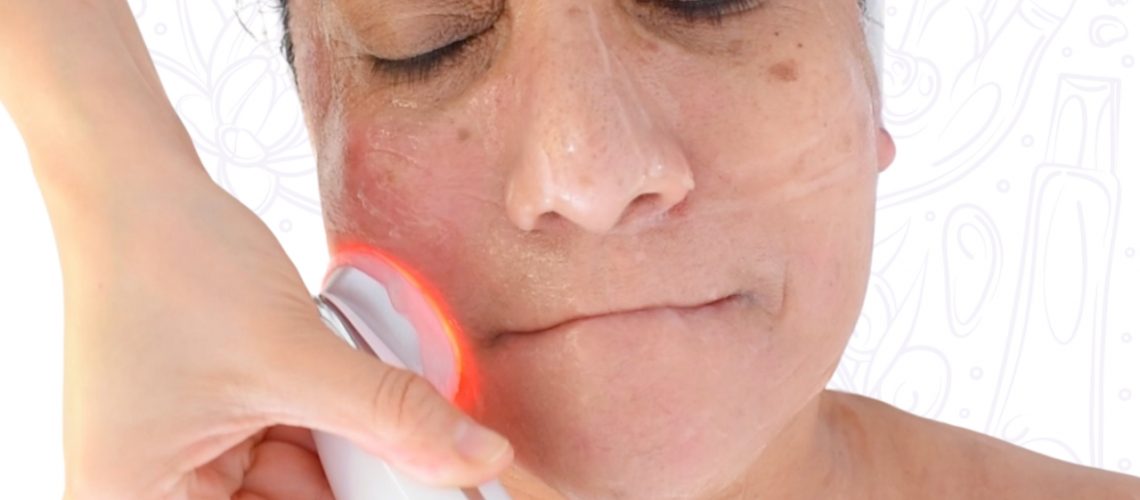 Aplicación de microestimulación facial profesional en cabina estética.