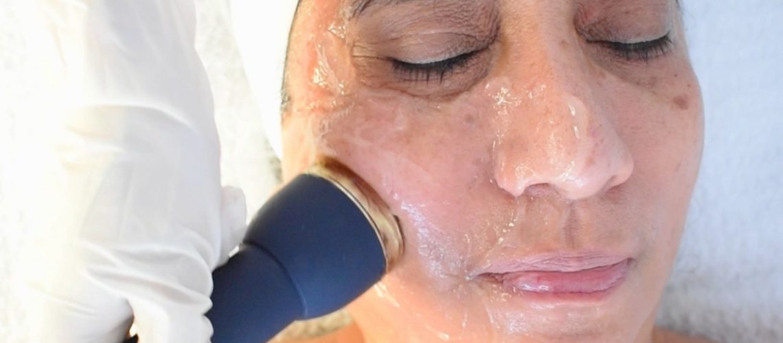 Portada del artículo sobre ultrasonido facial, mostrando a una mujer con piel luminosa y rostro rejuvenecido tras el tratamiento.