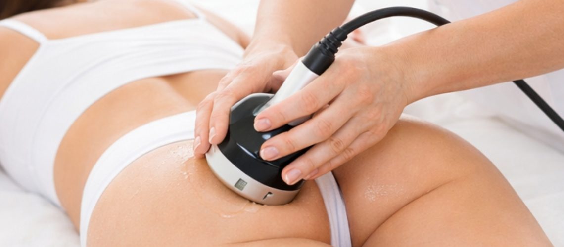 Tratamiento de radiofrecuencia corporal para reafirmar muslos y glúteos, aplicado por profesional estética.