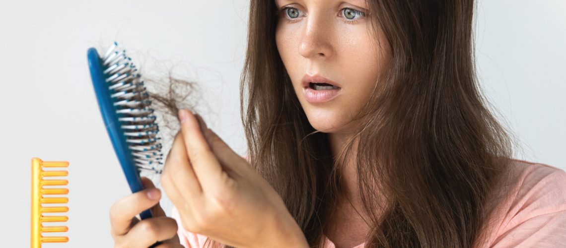 Mujer recibiendo un tratamiento anticaída con alta frecuencia